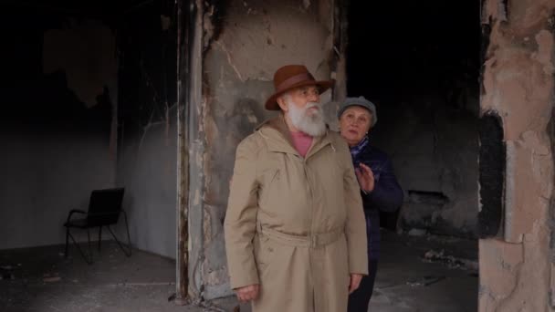一个悲伤的老妇人走向站在被毁房子里被炸成碎片的男人 那对毫无希望的老夫妇在被毁的大楼里拥抱 慢动作 — 图库视频影像