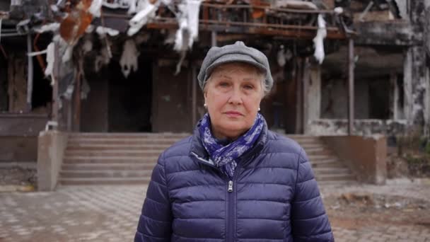 Portret Siwowłosej Starszej Kobiety Niebieskimi Oczami Pozującej Zniszczony Budynek Mieszkalny — Wideo stockowe