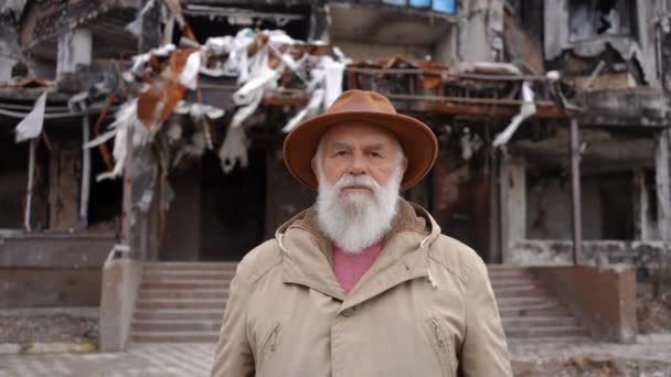 Oude Man Met Grijze Baard Kijkend Naar Camera Met Gefrustreerde — Stockvideo