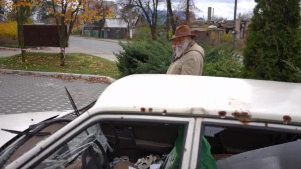 Старі Люди Ходять Зруйнованому Цивільному Авто Дірками Від Кулі Тримаючись — стокове відео
