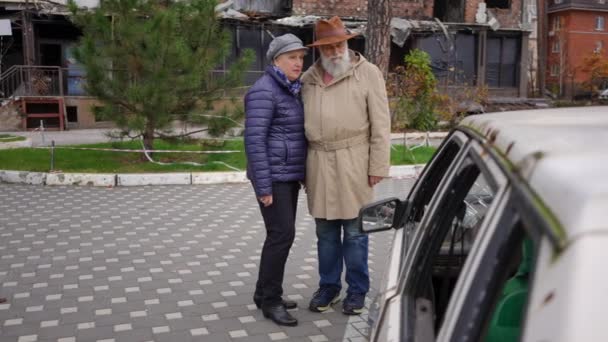 Ukrayna Nın Harap Olmuş Şehrinde Vurularak Öldürülen Yaşlı Çift Konuşuyor — Stok video
