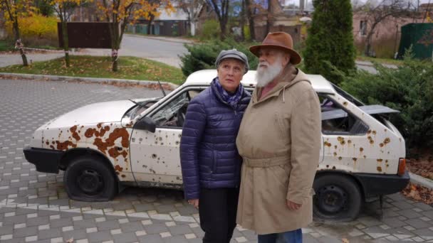 Portrait Old Sad Couple Talking Standing Background Car Bullet Holes — Stock Video