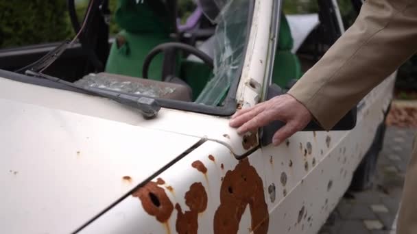 Yaşlı Erkek Eli Ağır Çekimde Kurşun Delikleriyle Kırılmış Arabaya Dokunuyor — Stok video