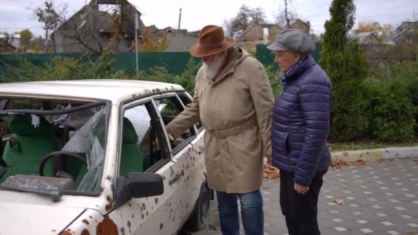 Umutsuz Bunalımlı Bir Adam Yanmış Çocuk Oyuncağını Arabadan Çıkartıyor Dışarıda — Stok video