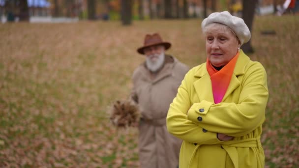 Smuk Senior Kaukasiske Kvinde Venter Efteråret Park Som Mand Med – Stock-video