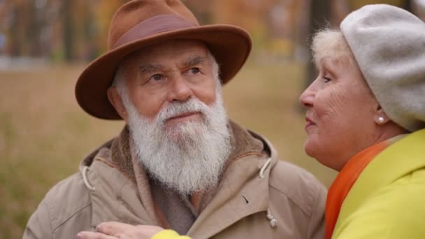 Πορτρέτο Ντροπαλός Ηλικιωμένος Άνδρας Στέκεται Στο Πάρκο Φθινόπωρο Χαρούμενη Γυναίκα — Αρχείο Βίντεο
