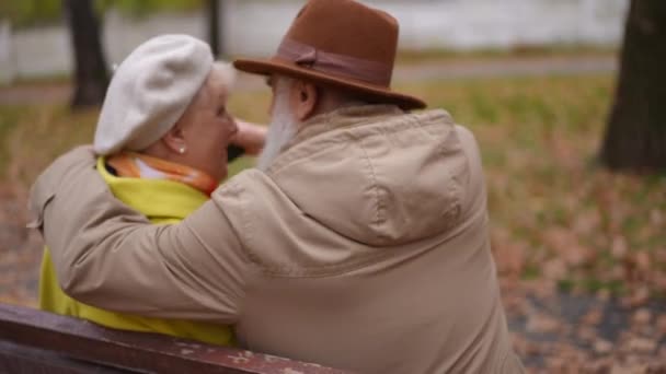Visszapillantás Szerető Idősebb Férj Ölelés Csók Felesége Házastársával Padon Őszi — Stock videók