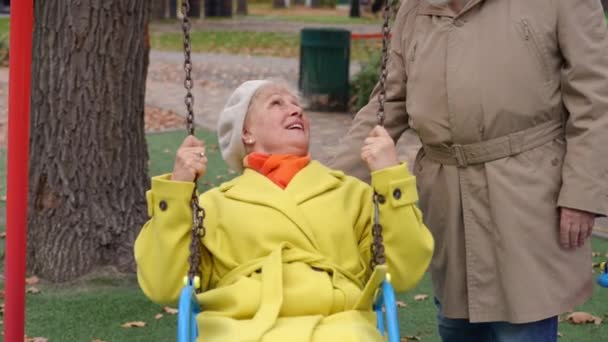 Front View Ευτυχισμένη Ανέμελη Ηλικιωμένη Γυναίκα Απολαμβάνοντας Τον Ελεύθερο Χρόνο — Αρχείο Βίντεο