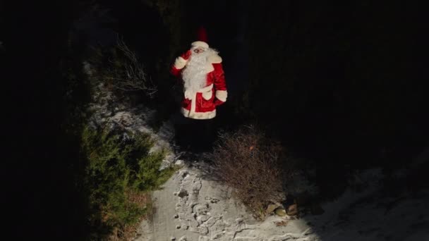 在雪地的后院 圣诞老人站在黑暗中的高角图像 圣诞节晚上 身穿红色服装 头戴礼品袋的白人男子出现在户外 新年奇迹的概念 — 图库视频影像