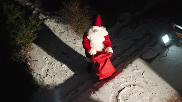 Top View Kaukasische Man Santa Kostuum Staan Met Geschenken Zak — Stockvideo