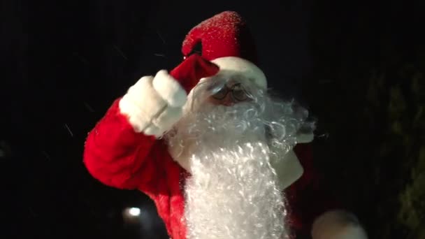 Portret Van Een Blanke Man Kerstmankostuum Die Naar Camera Kijkt — Stockvideo