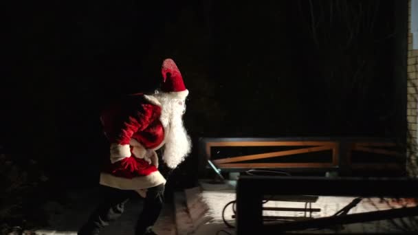 Seguimiento Disparo Vista Lateral Santa Claus Confiado Caminando Oscuridad Puerta — Vídeo de stock