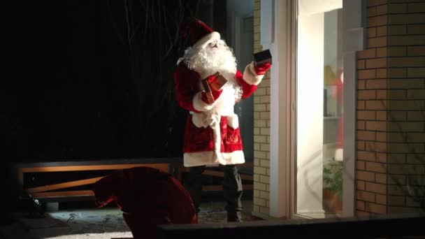 Wide Shot Portrait Santa Claus Standing Porch Snowy Christmas Night — Stock Video