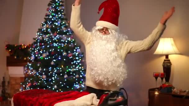 除夕之夜 男人们在室内熨烫圣诞老人服装的侧角肖像 准备在圣诞节庆祝节日的有信心男子中的一个镜头 — 图库视频影像