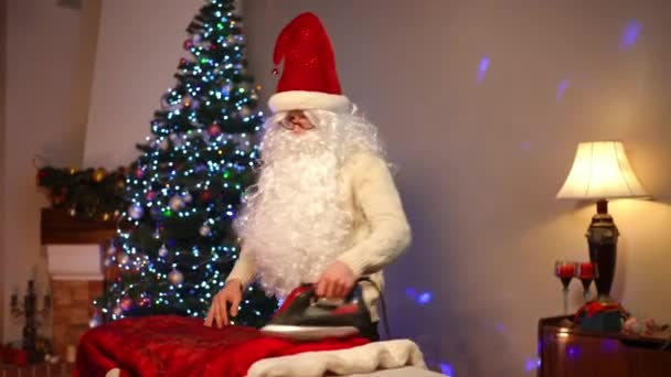 Vrolijke Jongeman Dansend Woonkamer Met Kerstboom Strijken Kerstman Kostuum Portret — Stockvideo