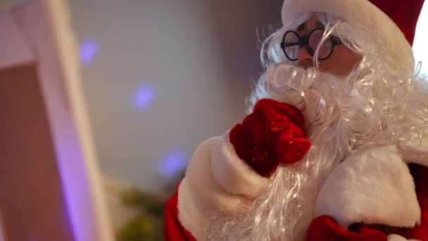Jovem Vestindo Barba Papai Noel Direita Olhando Espelho Cara Confiante — Vídeo de Stock