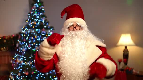 穿着圣诞老人服装站在室内调整白胡子和眼镜的人物形象 有信心的人准备过年 — 图库视频影像