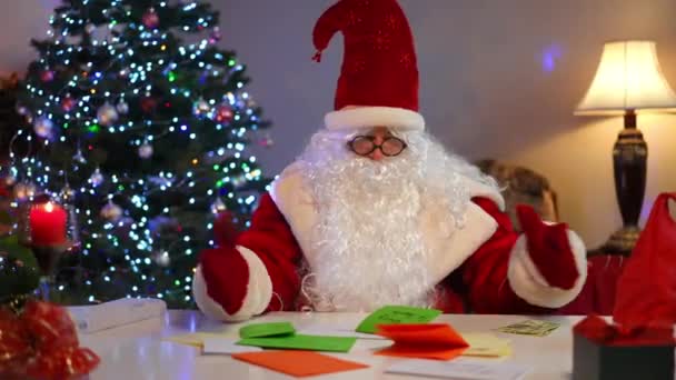 Babbo Natale Con Lettere Contanti Seduti Tavola Tenendo Testa Mano — Video Stock
