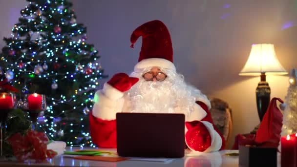 Άγιος Βασίλης Χρησιμοποιώντας Συνομιλία Βίντεο Στο Φορητό Υπολογιστή Κουνώντας Την — Αρχείο Βίντεο