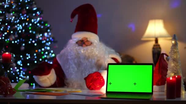 Laptopul Ecran Verde Literă Lectură Moș Crăciun Așezat Masă Fundal — Videoclip de stoc