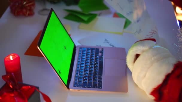 Unrecognizable Santa Claus Reading Letters Sitting Chromakey Laptop Table Green — Stock Video