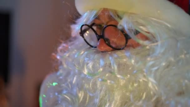 Kopfballseitenansicht Eines Konzentrierten Weihnachtsmannes Brille Der Innenraum Sitzt Und Denkt — Stockvideo