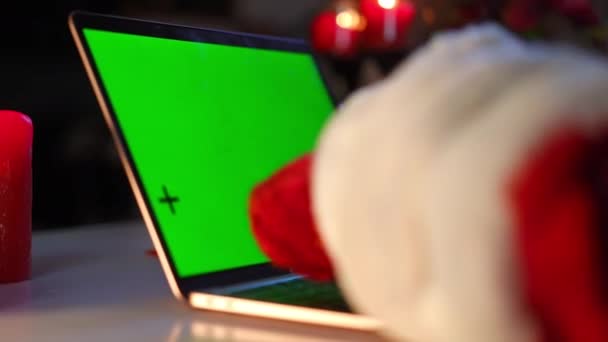 Close Mãos Papai Noel Digitando Teclado Laptop Com Tela Verde — Vídeo de Stock