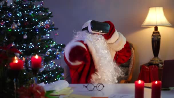 Ontspannen Kerstman Headset Spelen Van Games Online Woonkamer Met Kerstboom — Stockvideo