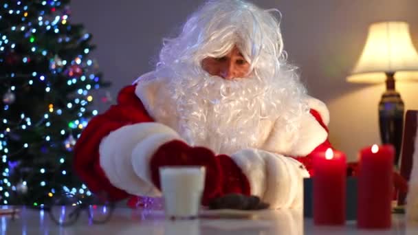 Kerstman Doordrenkt Koekjes Melk Proeven Heerlijk Gebak Portret Van Tevreden — Stockvideo