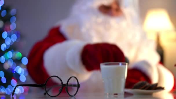 Primer Plano Vaso Leche Anteojos Mesa Con Santa Claus Sumergiendo — Vídeos de Stock