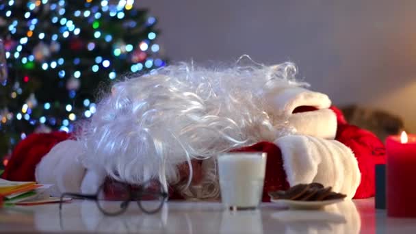 Erschöpft Schlief Der Weihnachtsmann Auf Einem Tisch Wohnzimmer Mit Weihnachtslicht — Stockvideo