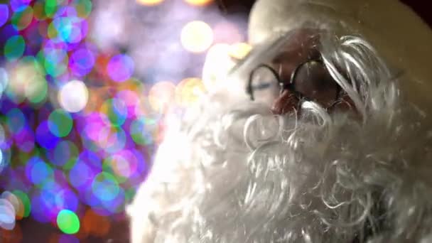 Närbild Porträtt Jultomten Med Vitt Skägg Glasögon Som Står Mörker — Stockvideo