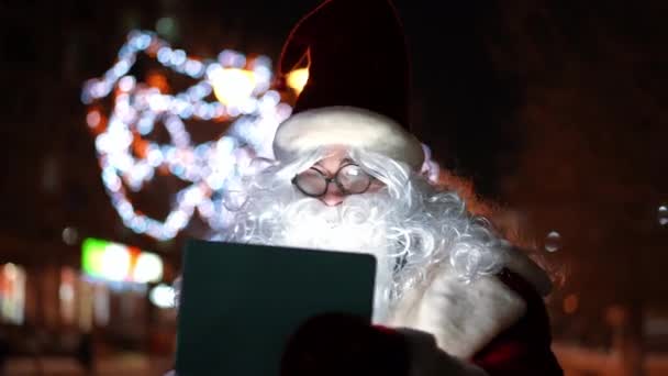 Porträt Des Weihnachtsmannes Mit Online Kartenanwendung Die Mit Digitalem Tablet — Stockvideo