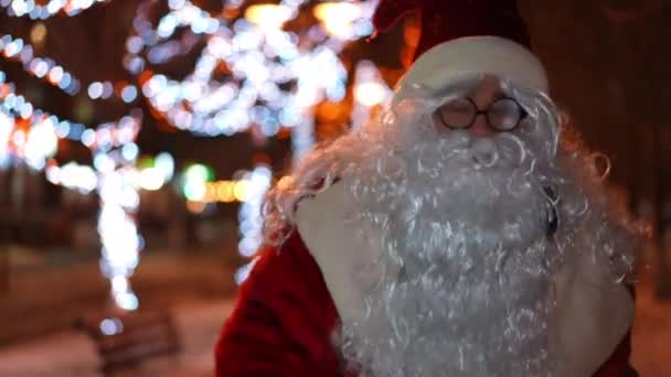 Självsäker Glad Vit Man Röd Kostym Promenader Natten Gatan Julen — Stockvideo
