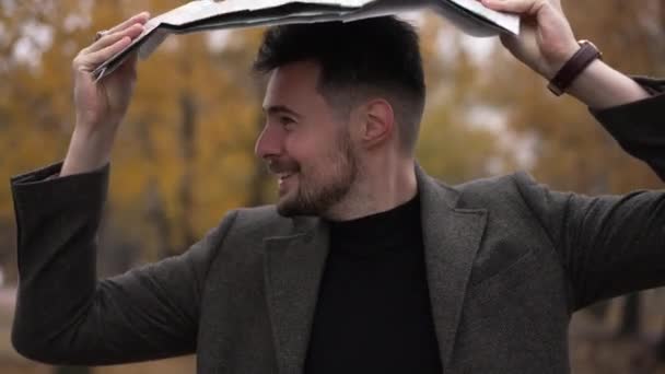 Pria Kaukasia Ceria Memegang Peta Kertas Atas Kepala Berdiri Pada — Stok Video