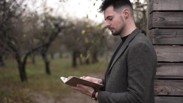 Boční Pohled Inteligentní Sebevědomý Pohledný Muž Čtení Knihy Stojí Podzimní — Stock video
