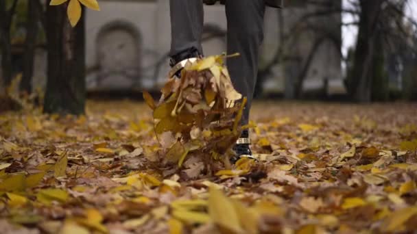 Чоловіча Нога Кидає Жовте Листя Падає Землю Повільному Русі Неупізнаваний — стокове відео