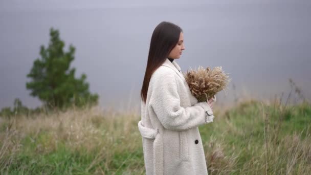 Портрет Вдумчивой Молодой Привлекательной Женщины Стоящей Осеннем Поле Пшеничным Снопом — стоковое видео