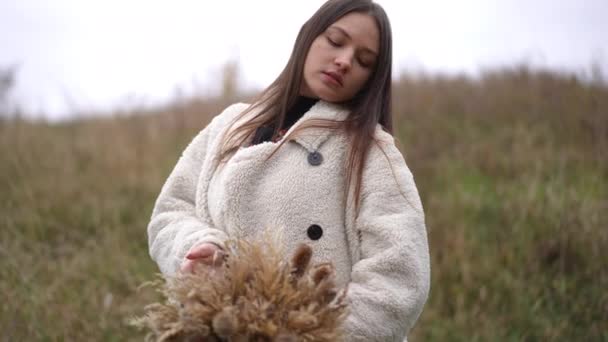 Genç Düşünceli Bir Kadın Sonbahar Sahasında Durup Etrafa Bakarken Kameranın — Stok video