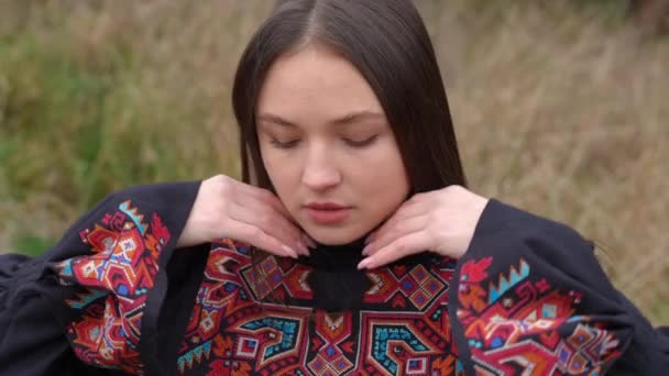 自信的女人在镜头前慢动作抛掷头发的肖像 乌克兰人迷人的年轻女子在阴天的秋田里慢动作 — 图库视频影像