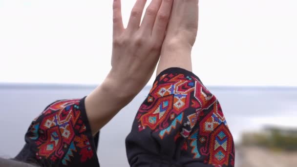 Close Slanke Vrouwelijke Handen Zwart Geborduurde Jurk Achtergrond Van Bewolkte — Stockvideo