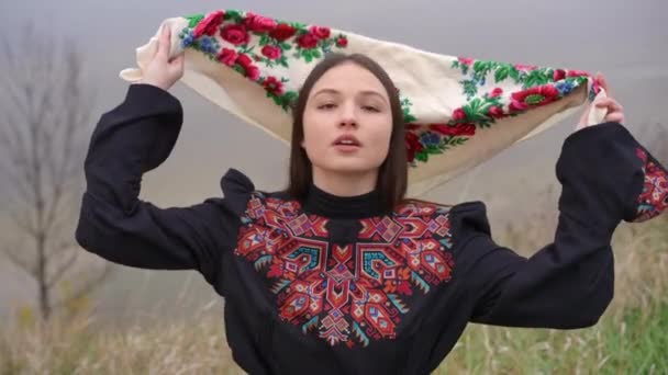自信を持ってウクライナの美しい女性の高角度ビューの肖像画は カメラを見て離れて笑顔を見てスローモーションでスカーフを置く ゴージャスな女性ポルノの遅い動きに川の銀行 — ストック動画