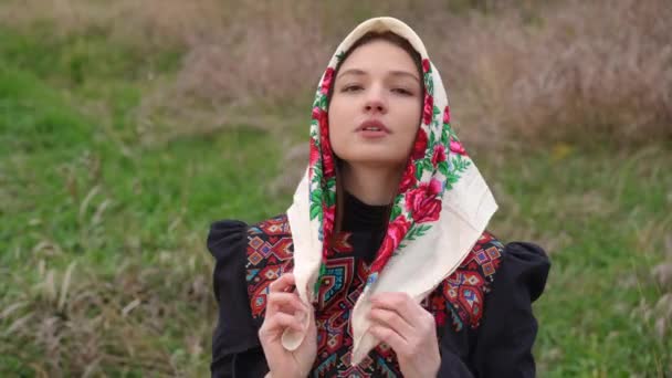 Vooraanzicht Mooie Oekraïense Vrouw Geborduurde Jurk Het Aantrekken Van Hoofddoek — Stockvideo