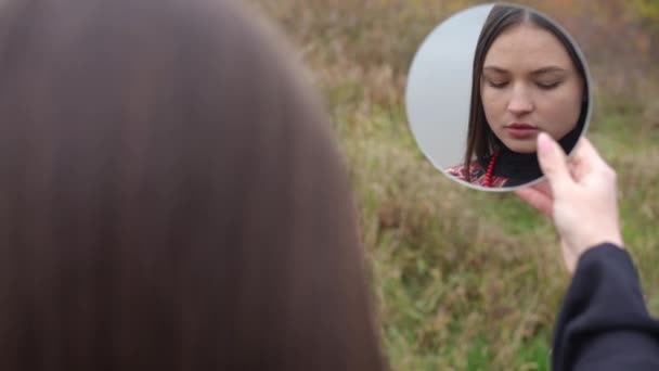 Tir Sur Épaule Une Jeune Femme Ukrainienne Mince Robe Brodée — Video