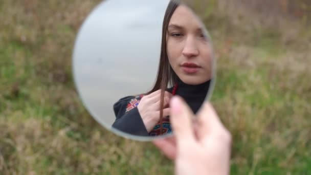 Close Espelho Mão Com Reflexo Mulher Bonita Confiante Tocando Colar — Vídeo de Stock