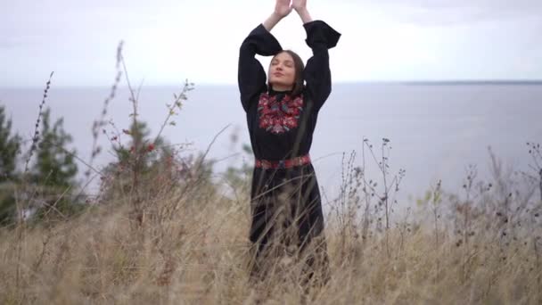 Portret Van Vrolijke Zelfverzekerde Oekraïense Vrouw Zwarte Jurk Met Traditioneel — Stockvideo