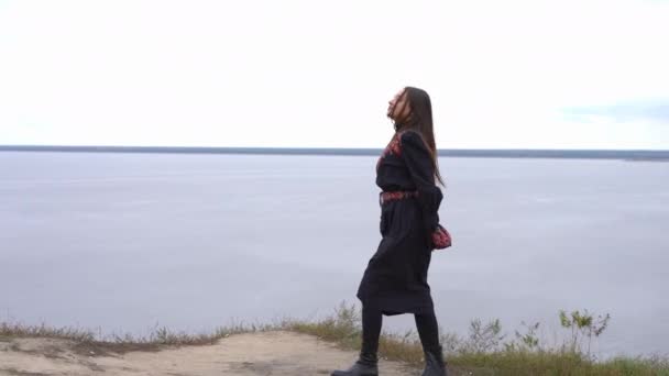 Live Camera Inzoomen Prachtige Slanke Vrouw Traditionele Geborduurde Oekraïense Jurk — Stockvideo