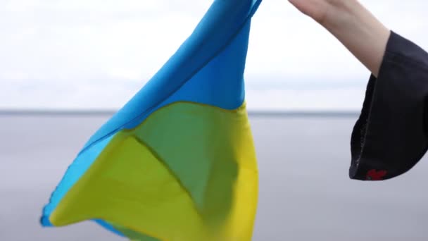 Close Gele Blauwe Oekraïense Vlag Flatterend Slow Motion Vrouwelijke Hand — Stockvideo
