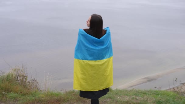 Visão Traseira Jovem Mulher Pensativa Esticando Mãos Com Bandeira Ucraniana — Vídeo de Stock