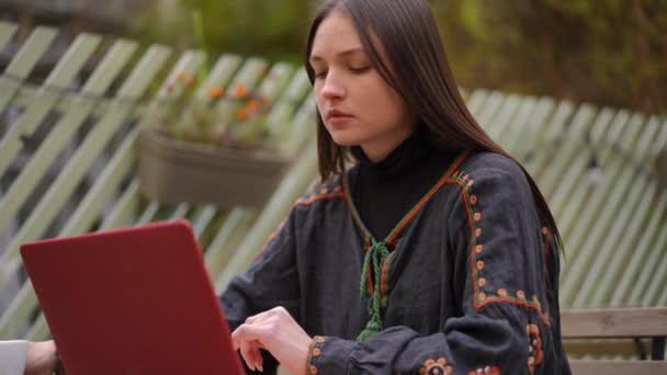 Absorberad Koncentrerad Vacker Kvinna Dricker Morgonkaffe Sittandes Med Laptop Utomhus — Stockvideo